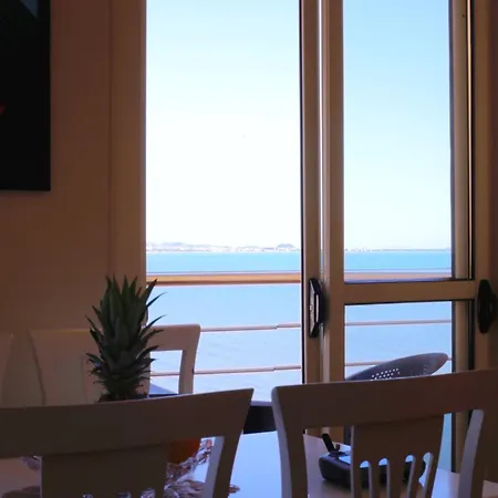 Beachfront Bliss 2br Appartement